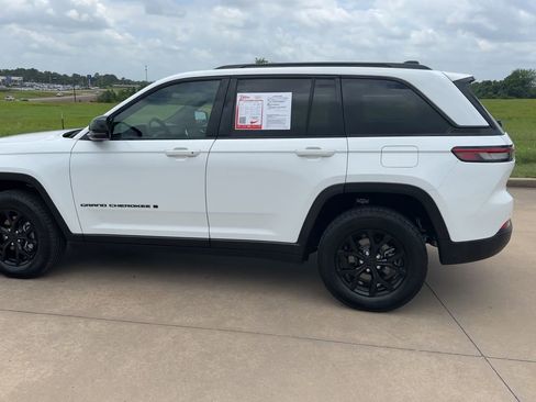 Used 2025 Jeep Grand Cherokee Altitude AWD/4WD image 6