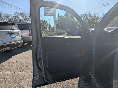 Used 2025 Nissan Frontier PRO-4X w/ Pro Premium Package image 11