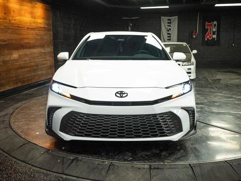 Used 2025 Toyota Camry SE w/ Convenience Package image 4