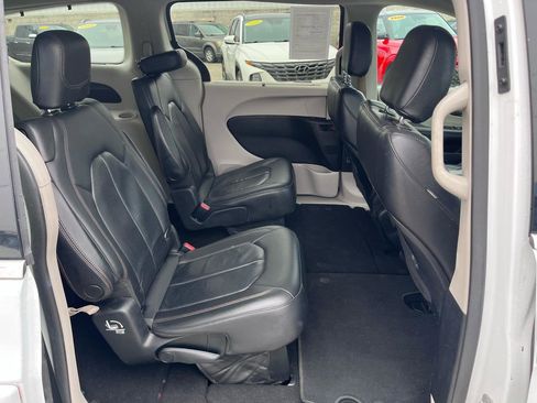 Used 2018 Chrysler Pacifica Touring-L image 18