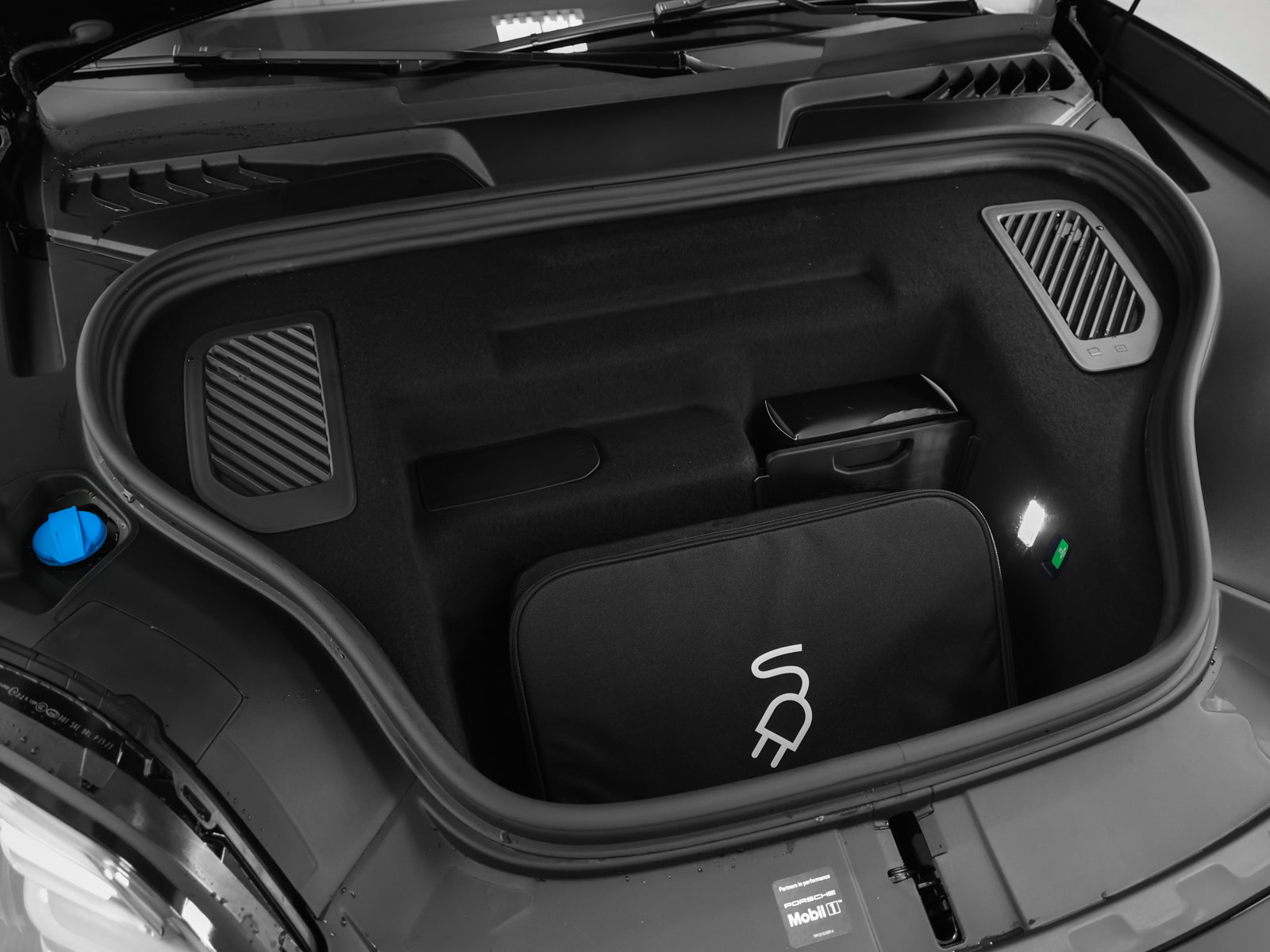 Certified 2026 Porsche Macan 4 Electric AWD/4WD image 16