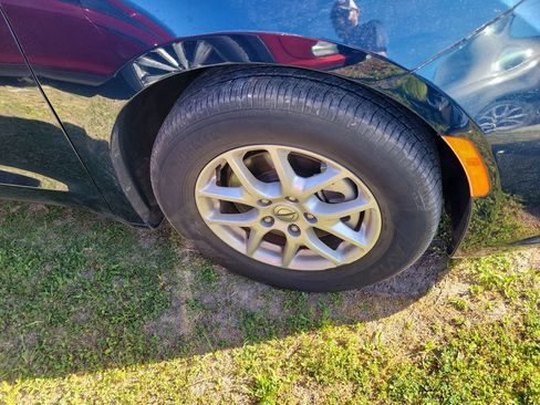 Used 2025 Chrysler Pacifica Select image 2