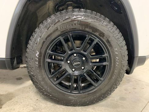 Used 2017 Jeep Grand Cherokee Limited AWD/4WD image 12