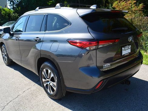 Used 2022 Toyota Highlander XLE AWD/4WD image 7