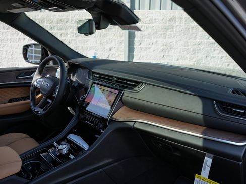 New 2025 Jeep Grand Cherokee L Summit w/ Advanced Protech Group IV AWD/4WD image 38