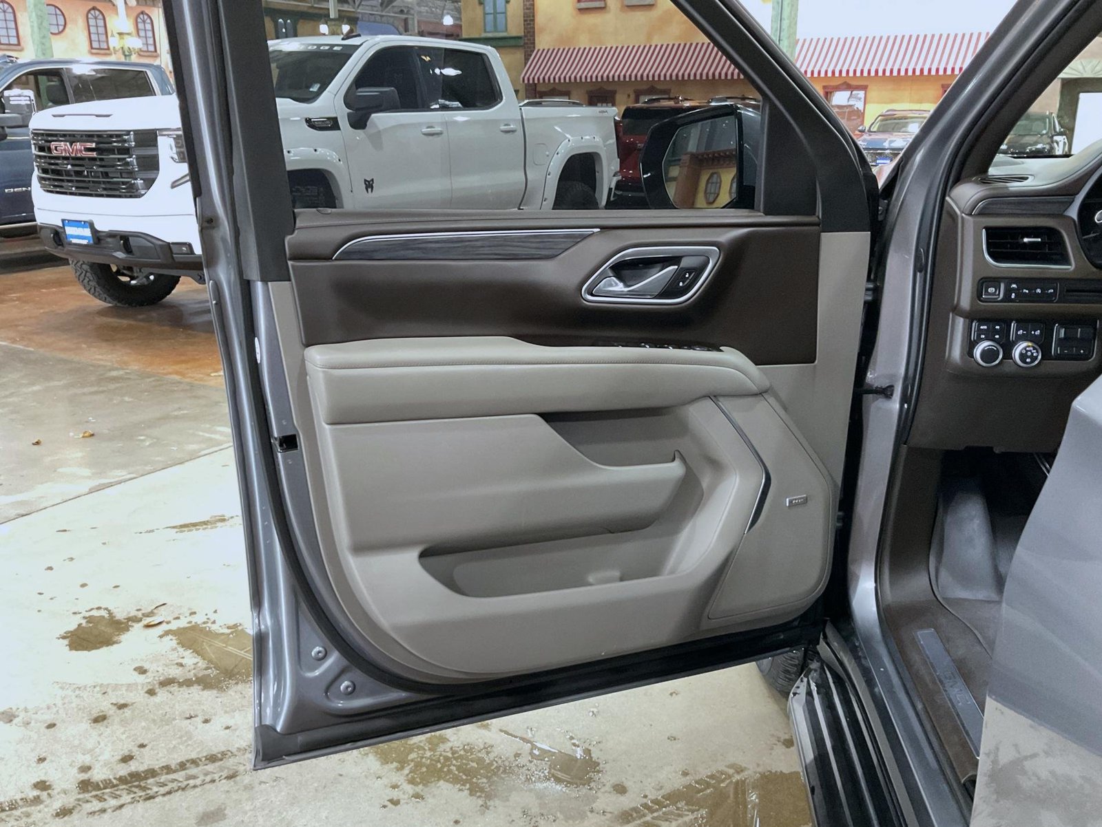 Certified 2021 GMC Yukon SLT w/ SLT Luxury Plus Package AWD/4WD image 11