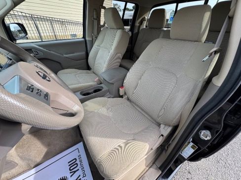 Used 2018 Nissan Frontier SV image 9