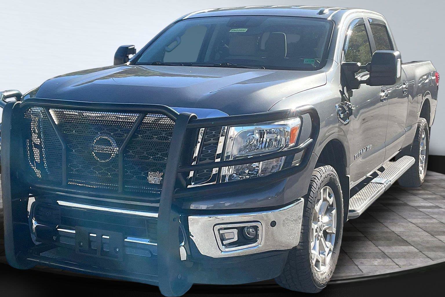 Used 2017 Nissan Titan SV AWD/4WD image 11