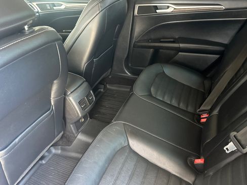 Used 2017 Ford Fusion SE FWD image 12