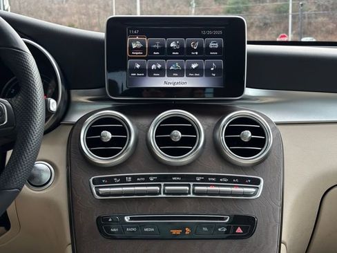 Used 2019 Mercedes-Benz GLC 300 4MATIC image 32