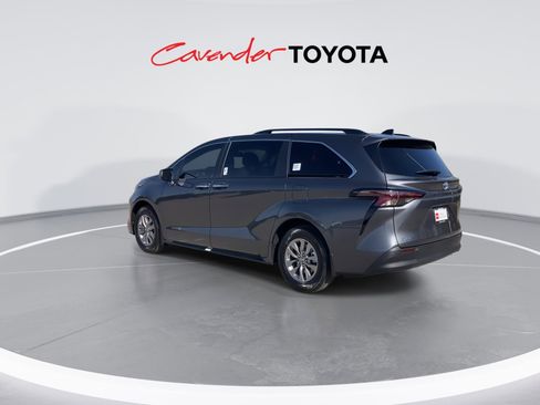 Certified 2025 Toyota Sienna XLE image 6