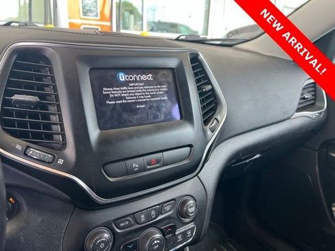 Used 2019 Jeep Cherokee Latitude Plus FWD image 9