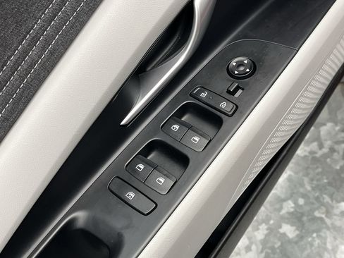 Used 2024 Hyundai Elantra Limited image 9