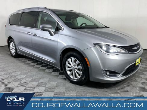 Used 2018 Chrysler Pacifica Touring-L FWD image 1
