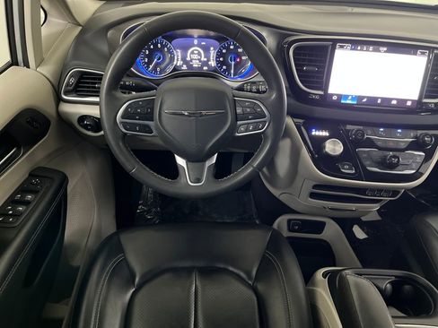 Used 2023 Chrysler Pacifica Touring-L image 49