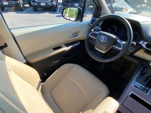 Used 2023 Toyota Sienna XLE FWD image 22