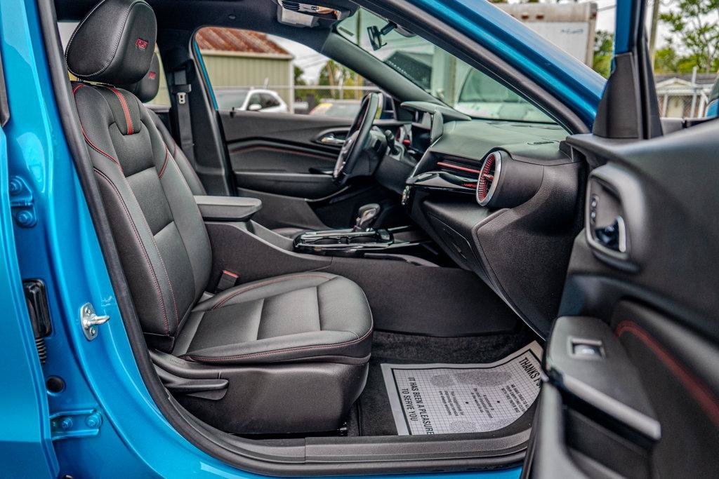 Used 2025 Chevrolet Trax RS w/ Sunroof Package FWD image 24