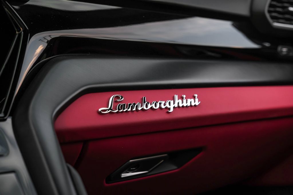 Used 2022 Lamborghini Urus AWD/4WD image 33