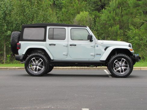 Used 2024 Jeep Wrangler Unlimited w/ Convenience Group AWD/4WD image 4