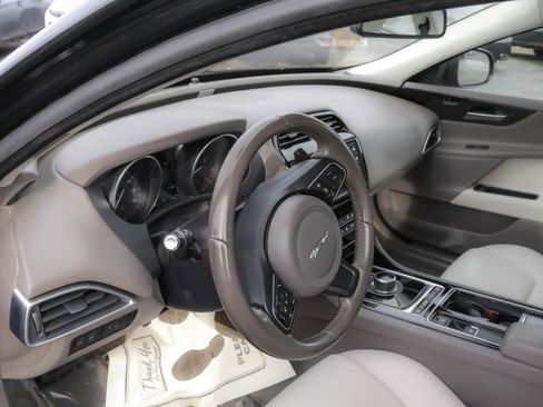 Used 2018 Jaguar XE Premium image 4