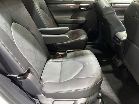 Certified 2025 Toyota Highlander Platinum image 19
