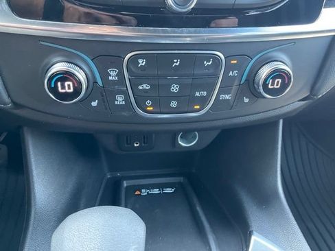 Used 2023 Chevrolet Traverse LT AWD/4WD image 7
