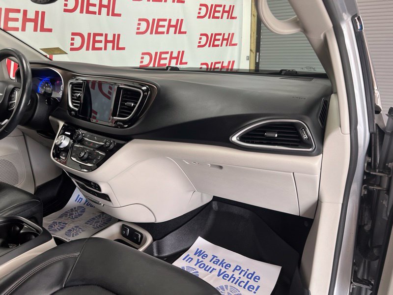 Used 2019 Chrysler Pacifica Touring-L Plus FWD image 14