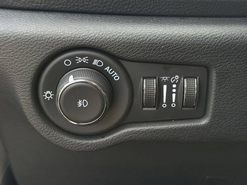 Used 2024 Chrysler Pacifica Limited FWD image 23