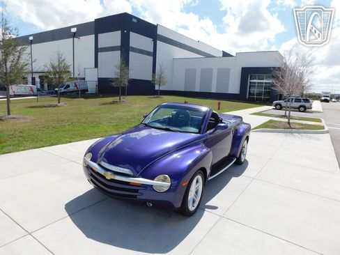 Used 2004 Chevrolet SSR w/ Preferred Equipment Group image 2