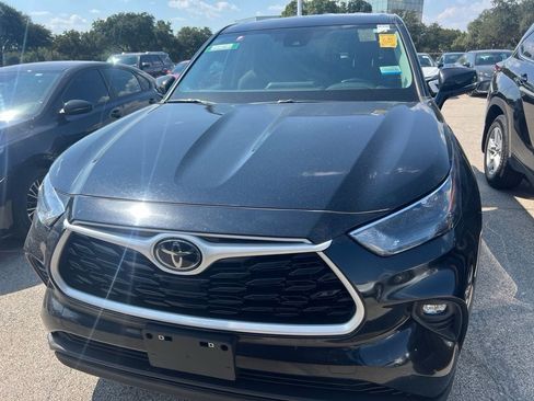 Used 2024 Toyota Highlander LE FWD image 2