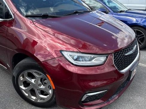 Used 2021 Chrysler Pacifica Limited w/ Uconnect Theater Family Group AWD/4WD image 1