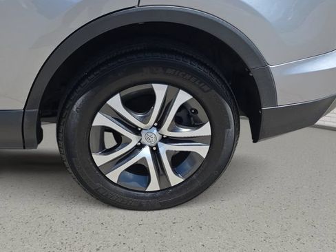 Used 2018 Toyota RAV4 LE FWD image 32