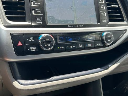 Used 2018 Toyota Highlander Limited Platinum FWD image 37