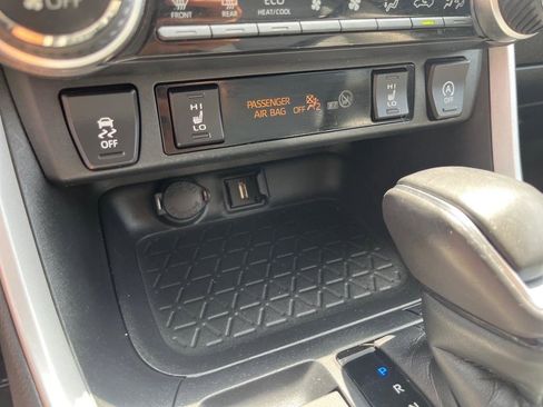 Used 2020 Toyota RAV4 XLE Premium image 14