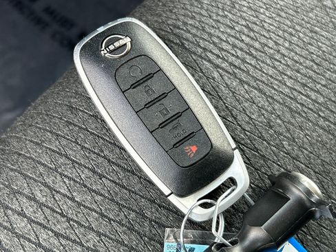 Used 2025 Nissan Rogue SV image 34