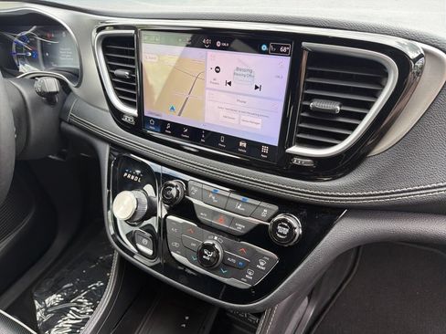 Used 2024 Chrysler Pacifica Premium FWD image 14