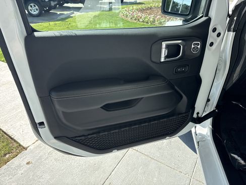 Used 2025 Jeep Wrangler Sahara w/ Safety Group image 13