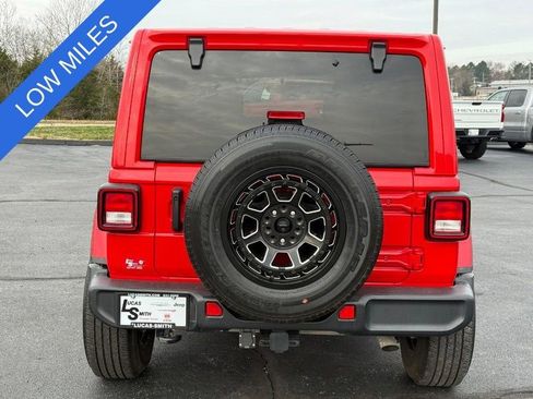 Used 2020 Jeep Wrangler Unlimited Sahara image 5