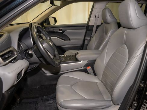 Certified 2023 Toyota Highlander XLE image 12