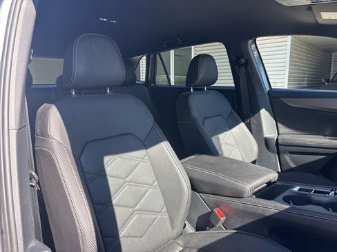 Used 2025 Volkswagen Atlas Cross Sport SE image 16