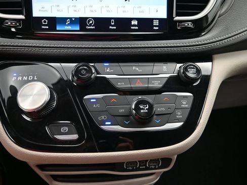 Used 2023 Chrysler Pacifica Touring-L FWD image 17