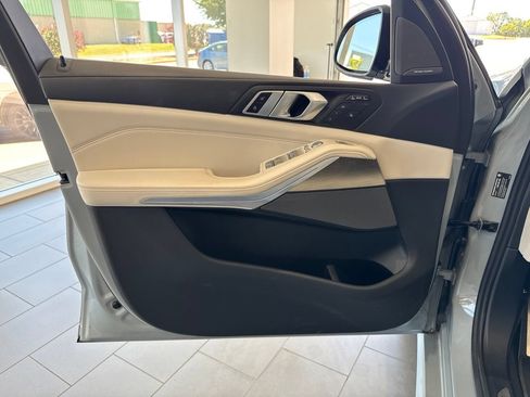Used 2024 BMW X7 xDrive40i w/ M Sport Package AWD/4WD image 38