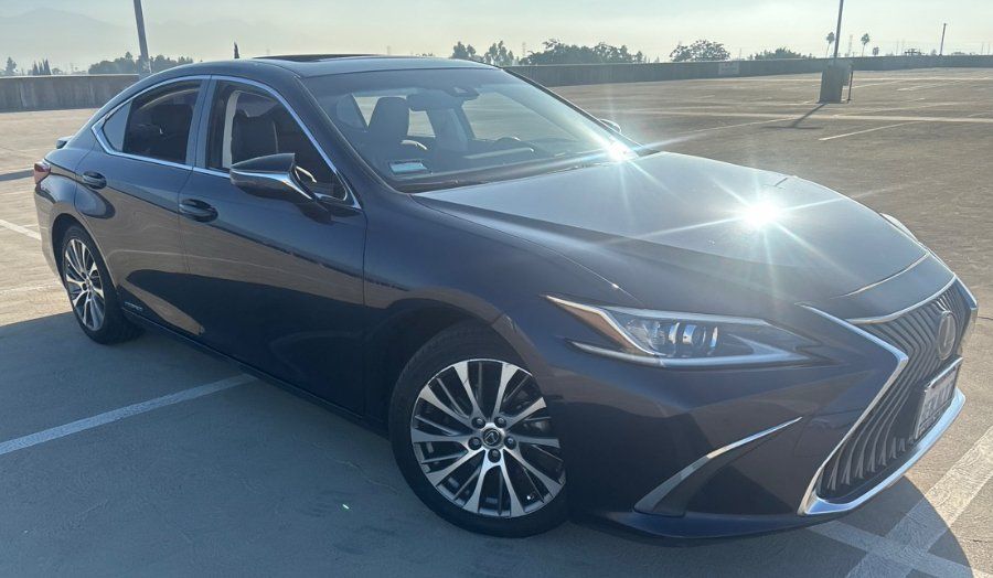 Used 2019 Lexus ES 300h w/ Premium Package FWD image 3