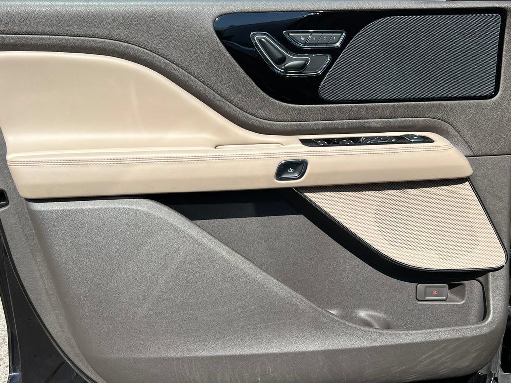 Used 2023 Lincoln Aviator AWD w/ Premium Package image 16