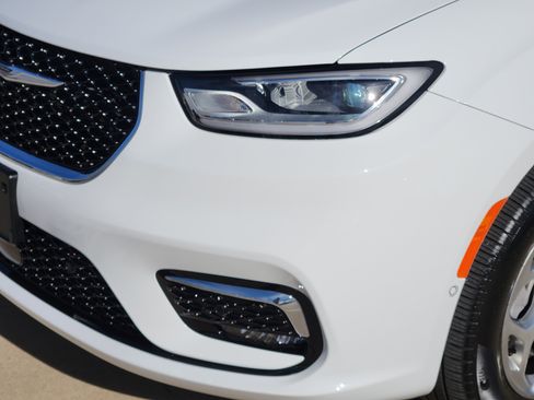 Used 2024 Chrysler Pacifica Limited w/ Trailer Tow Group image 6