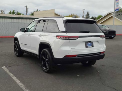 New 2025 Jeep Grand Cherokee Altitude image 12