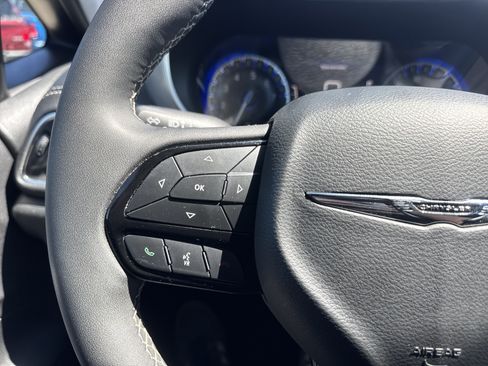 Used 2025 Chrysler Pacifica Limited FWD image 13