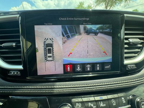 Used 2024 Chrysler Pacifica Touring-L FWD image 21