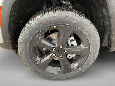 New 2025 Jeep Grand Cherokee Altitude image 29