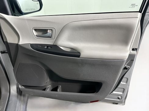 Used 2018 Toyota Sienna LE FWD image 33